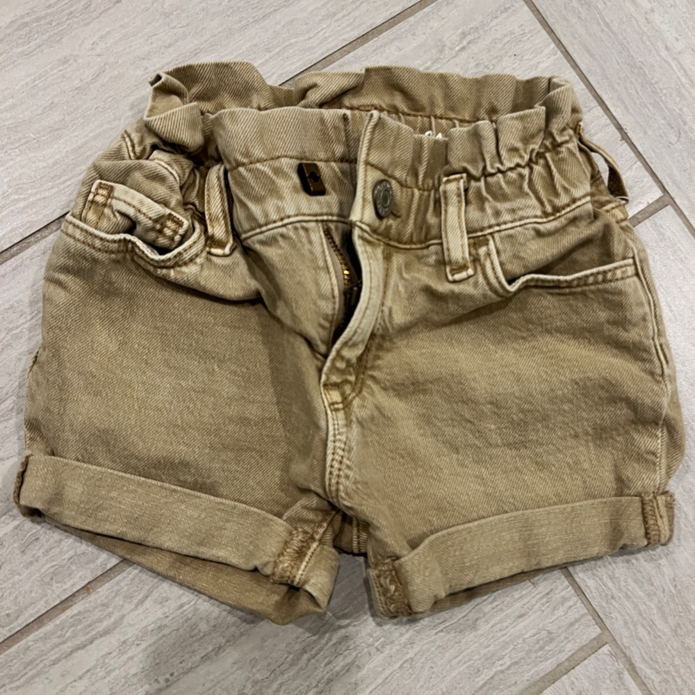 Paper bag shorts in camel color